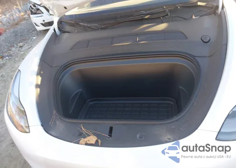 2024 Tesla Model Y Long Range Dual Motor All-Wheel Drive/Rwd z USA, uszkodzony, nr VIN 7SAYGDED4RF017130